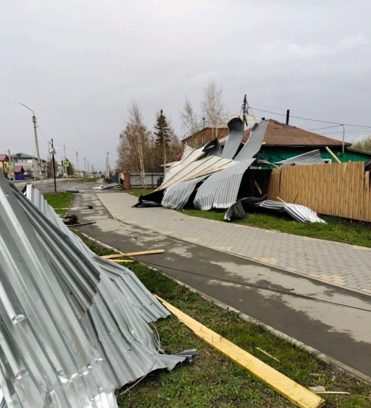 Фото Дом разрушен возле церкви. Опубликованы кадры мощного урагана в Новосибирской области 3